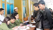 Làm thêm giờ để giải quyết thủ tục cho người dân dịp đầu năm
