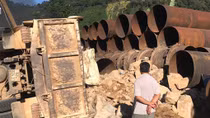 Xe chở đá thi công thủy điện bị lật, 2 người tử vong