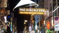 Nghề “lai dắt” ở phố Tây