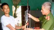Người dân tích cực giao nộp vũ khí, vật liệu nổ
