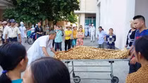 Người nhà phản ứng với bác sĩ sau khi sản phụ tử vong