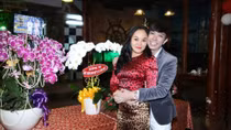 Tiểu thư nhà giàu làm vợ chàng ca sĩ đỏm dáng