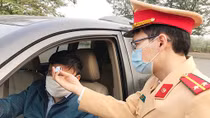 Cục CSGT kiểm tra thân nhiệt cá nhân đến làm việc
