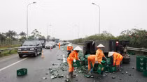 Xe tải chở bia lật trên đường Thăng Long, tài xế phải đi cấp cứu 