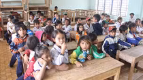 Công an vùng cao vận động học sinh trở lại lớp sau Tết