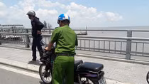 Nam thanh niên để lại xe máy rồi nhảy cầu tự tử 