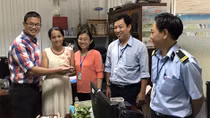 Nhân viên siêu thị nhặt được kim cương giá hơn 150 triệu của khách