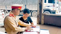 Chiến sĩ CSGT cứu 5 người trong biển lửa