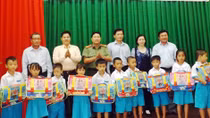 Báo CAND tặng quà học sinh nghèo đầu năm học mới