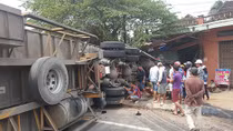 Xe đầu kéo lao vào nhà dân sau khi đâm đuôi xe tải