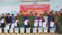 Nhiều phần quà nghĩa tình đến với người dân vùng lũ lụt