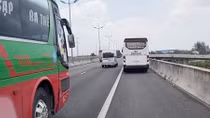 Phát hiện xe khách Tân Lập Thành lưu thông trên làn dừng khẩn cấp