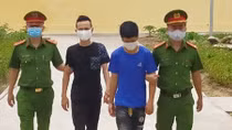 Bắt nhóm nam nữ “bay lắc” trong quán karaoke 