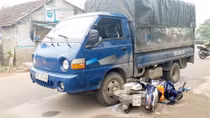 Tài xế xe tải chở gỗ lậu tông xe CSGT khiến 2 chiến sĩ bị thương