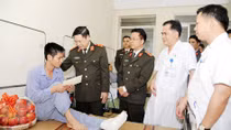 Thăm hỏi, tặng quà cán bộ Trường Đại học PCCC bị thương khi làm nhiệm vụ