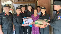 Bộ Tư lệnh CSCĐ ủng hộ gia đình cán bộ, chiến sĩ vùng lũ