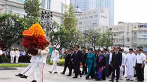 Dâng hương Chủ tịch Hồ Chí Minh tại Bến Nhà Rồng