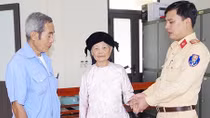 CSGT giúp cụ bà 90 tuổi đi lạc tìm được người thân