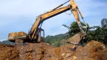 Bị phạt gần 880 triệu đồng vì đào, bán đất do Nhà nước quản lý