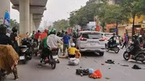 Ba phụ nữ nhập viện vì ô tô mất lái trên đường Hồ Tùng Mậu