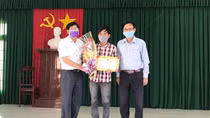 Tặng giấy khen người mua ve chai trả lại tiền, vàng cho người mất