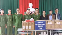Cục Cảnh sát kinh tế tặng quà các trường học và bà con vùng lũ