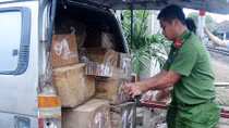 Xe hết đăng kiểm chở gỗ lậu tông gãy barie đường sắt