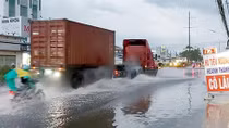 Người dân khốn đốn vì biển nước trên QL1A