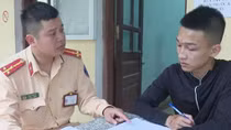 Thanh niên 2k điều khiển xe máy "không bằng tay" bị phạt