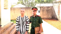 Chia tiền thắng bạc không đều, rủ nhau đi cướp 
