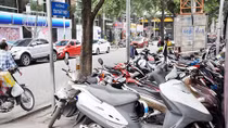Quyết dẹp bãi xe chiếm vỉa hè