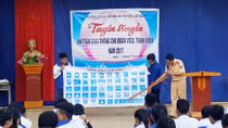 Ba cùng với đồng bào để tuyên truyền về an toàn giao thông