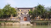 Ai về bến Ngự cho ta nhắn cùng
