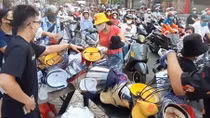 Mũ chống dịch đắt hàng
