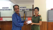 Hành động đẹp của cán bộ nữ Phòng Quản lý XNC Công an Hải Dương