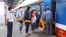 Trẻ em đi tàu Tết Tân Sửu được giảm một nửa giá vé