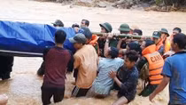 Anh đã trở về trên vai đồng đội 