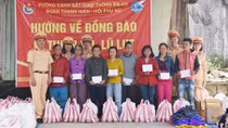 Nhiều phần quà đến với bà con vùng cao
