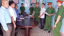 Cán bộ xã nhận hối lộ để bỏ qua cho lâm tặc