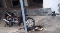 Mâu thuẫn với bố chồng, con dâu tẩm xăng đốt nhà
