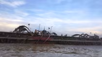 Người dân tổ chức vây bắt tàu cát tặc trên cửa sông Văn Úc