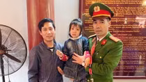 Bị lạc tại Văn Miếu, bé gái tìm đến chú công an