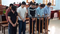 Chuyên viên Phòng Nội vụ cầm đầu đường dây làm bằng giả