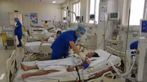 Ngã cầu thang bị thanh sắt đâm xuyên qua gan, màng phổi