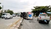 Xe tải lật ngang trên dải phân cách, tài xế thoát chết