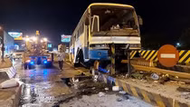 Xe chở công nhân lao vào trạm thu phí, nhiều người nhập viện 