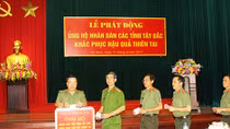 Công an Hà Nam ủng hộ nhân dân vùng lũ các tỉnh Tây Bắc