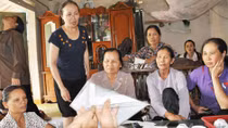 Hàng trăm con người sống thấp thỏm dưới đường điện cao thế