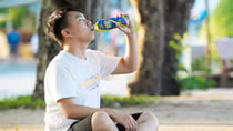 Nước uống vận động giúp bù khoáng khi cơ thể đổ mồ hôi