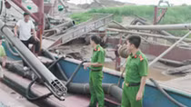 Bắt quả tang tàu hút trộm cát trên sông Hồng